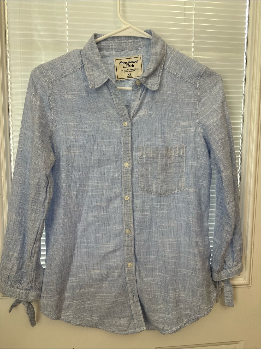 Abercrombie & Fitch 100% Cotton Light Blue Women’s Casual Button-Down Shirt